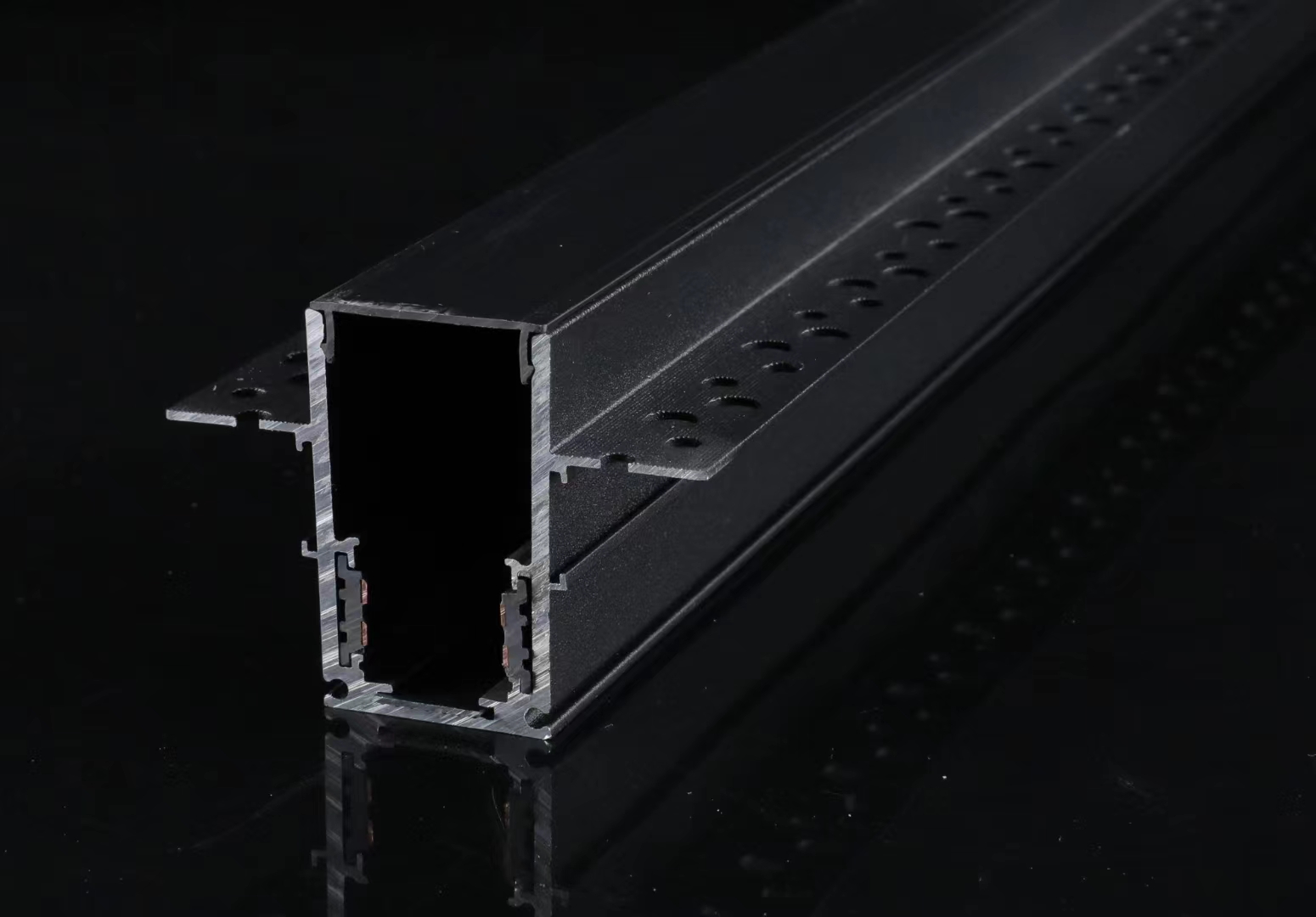 磁吸轨道安装注意事项